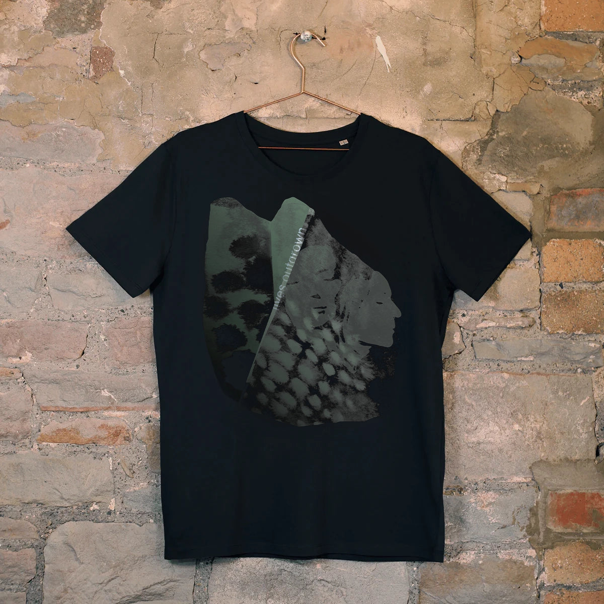 FLOATING ON A MOMENT - Black T-shirt